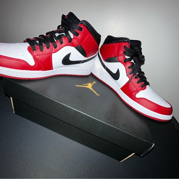 Jordan 1 Mid Chicago (2020) - Picture 2 of 6